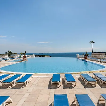 With Garden, Pool, Sea View And Parking Cannes